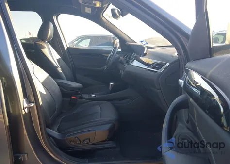 2018 BMW X1 xDrive28I z USA, uszkodzony, nr VIN WBXHT3C36J5L28824